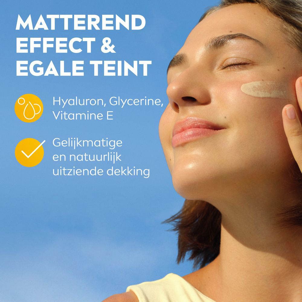Vrouw met getint gezicht. Tekst: Matterend effect & egale teint. Hyaluron, Glycerine, Vitamine E.