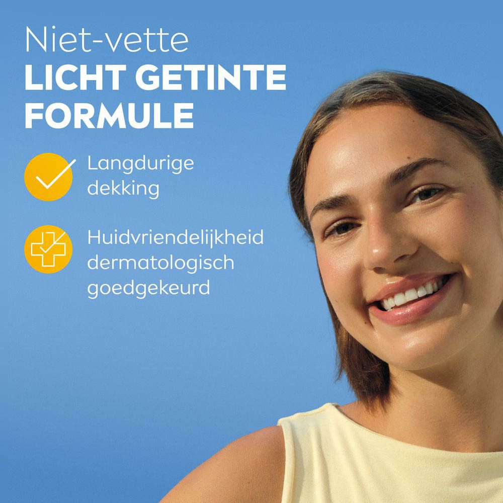 Vrouw met getint gezicht. Tekst: Niet-vette licht getinte formule. Langdurige dekking.