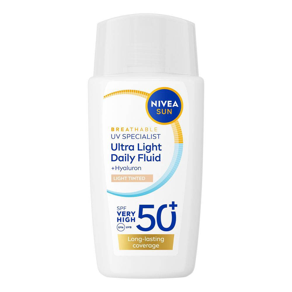 Witte fles met blauwe dop. Opschrift: Nivea Sun, Ultra Light Daily Fluid, Light Tinted. SPF 50+.
