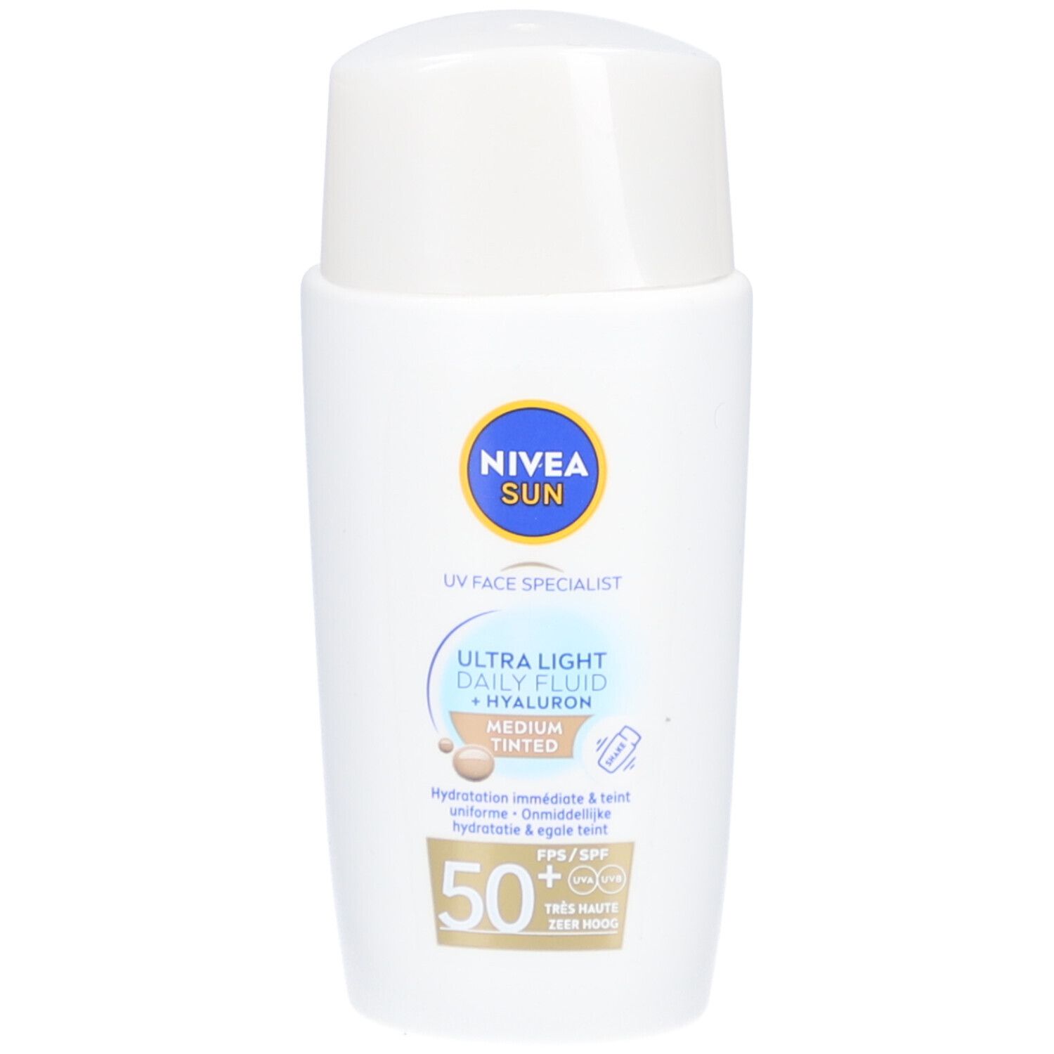 Flacon blanc avec étiquette bleue. Inscription: Nivea Sun, Ultra Light Daily Fluid + Hyaluron, Medium Tinted, SPF 50+.