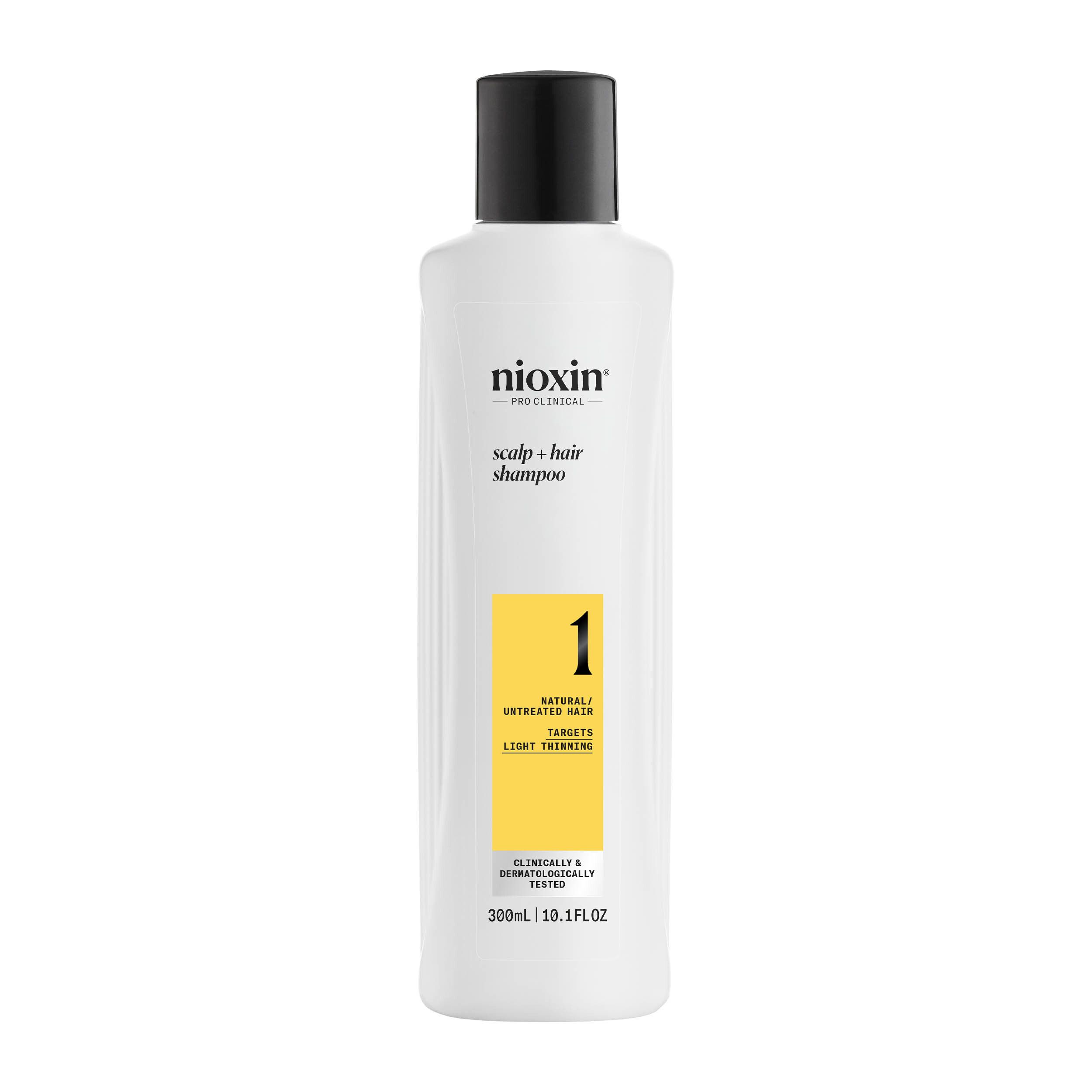 Witte fles met zwarte dop. Opschrift: Nioxin, Scalp & Hair Shampoo, 1. Geel vlak met tekst. 300ml.