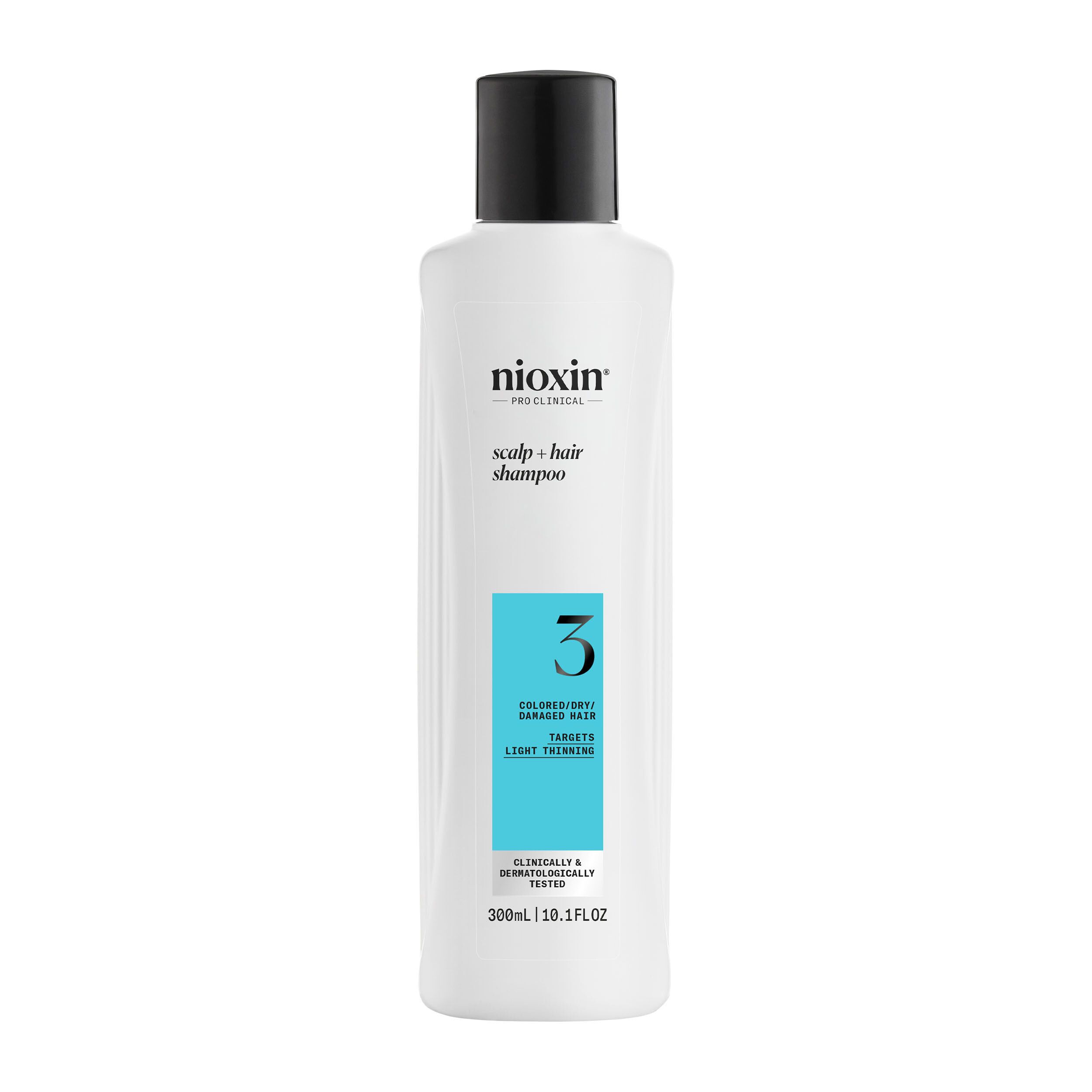 Witte fles met zwarte dop. Opschrift: Nioxin, Scalp + Hair Shampoo, 3. Voor gekleurd, dunner wordend haar. 300ml.