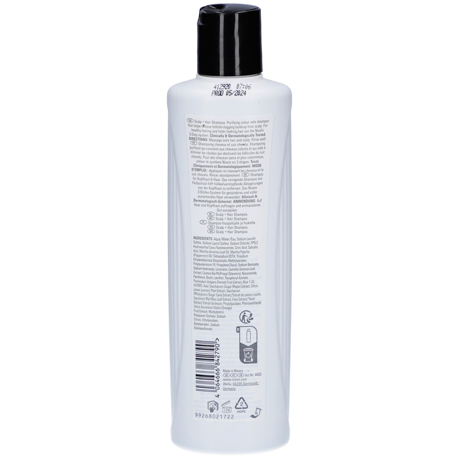 Achterkant van de witte fles met zwarte dop. Tekst in meerdere talen. Barcode en recyclingsymbolen.