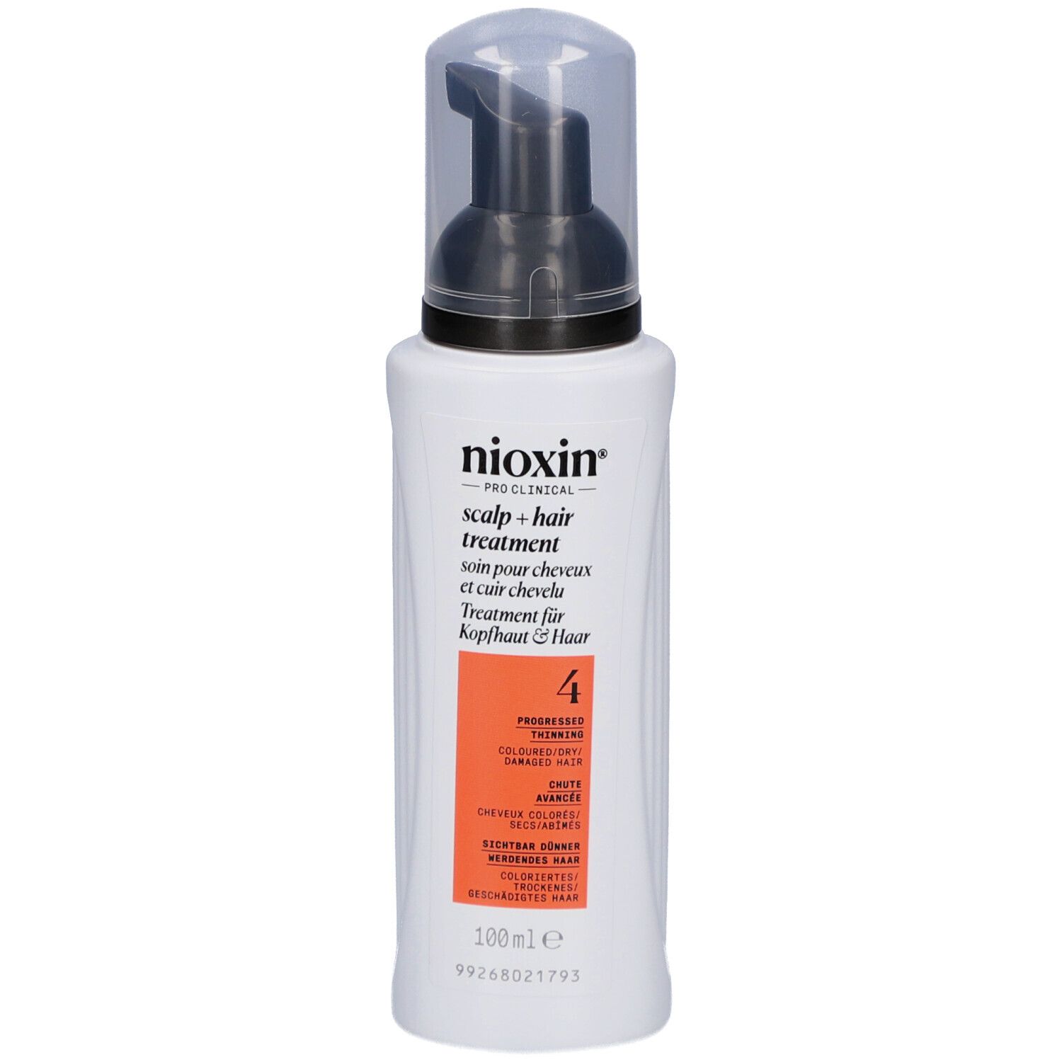 Witte fles met zwarte pomp. Opschrift: Nioxin, Scalp + Hair Treatment, 4. Voor gekleurd haar.