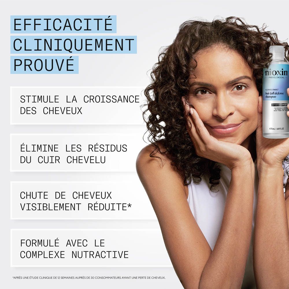 Femme tenant une bouteille Nioxin avec texte sur la perte de cheveux.