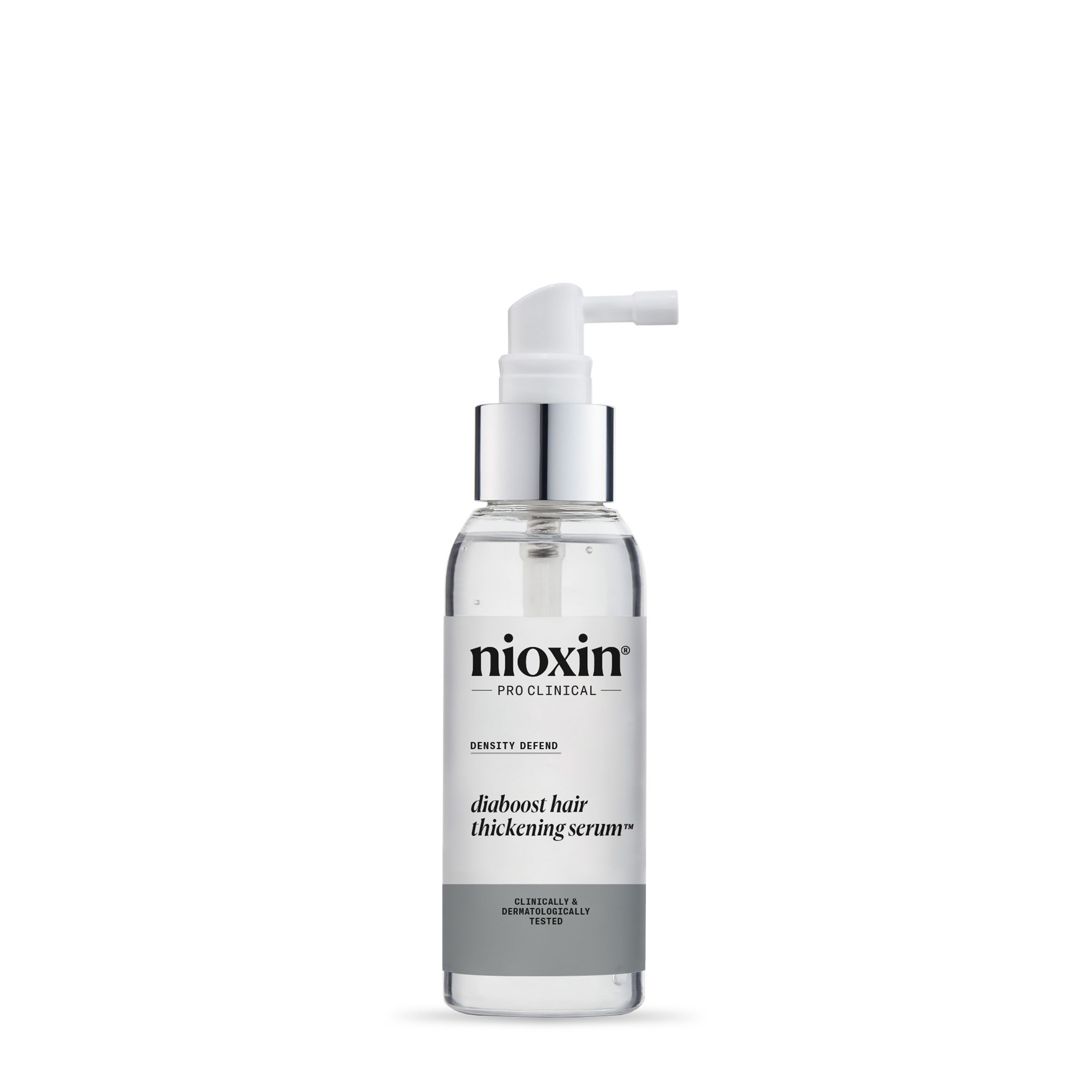 Transparante fles met zilveren sproeikop. Opschrift: Nioxin, Density Defend, Diaboost Hair Thickening Serum.
