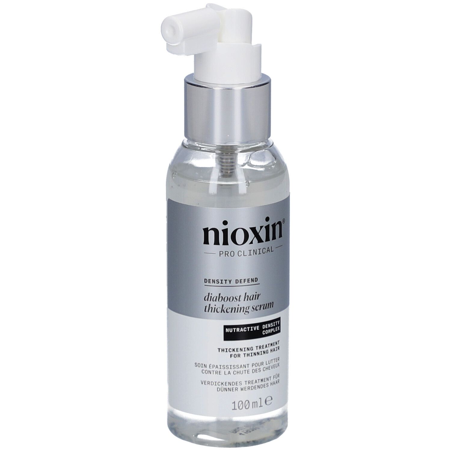 Flacon transparent avec vaporisateur argenté. Inscription: Nioxin, Density Defend, Diaboost Hair Thickening Serum.