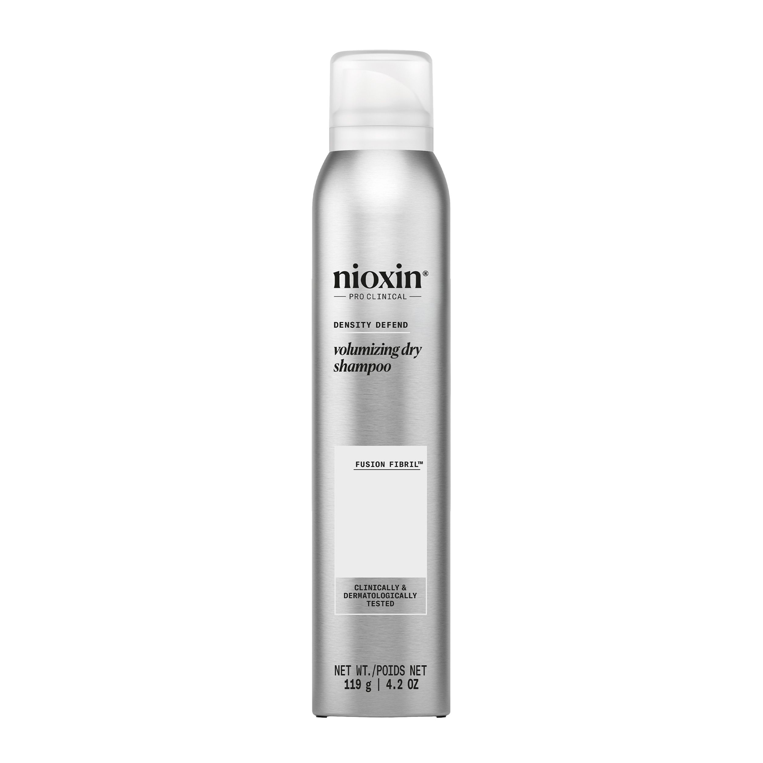 Zilveren spuitfles met witte dop. Opschrift: Nioxin, volumizing dry shampoo. Klinisch & dermatologisch getest.
