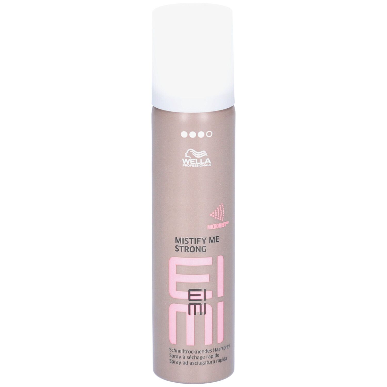 Haarsprayfles. Merk: Wella EIMI. Opschrift: Mistify Me Strong. Roze en witte tekst op bruine achtergrond. Witte dop.