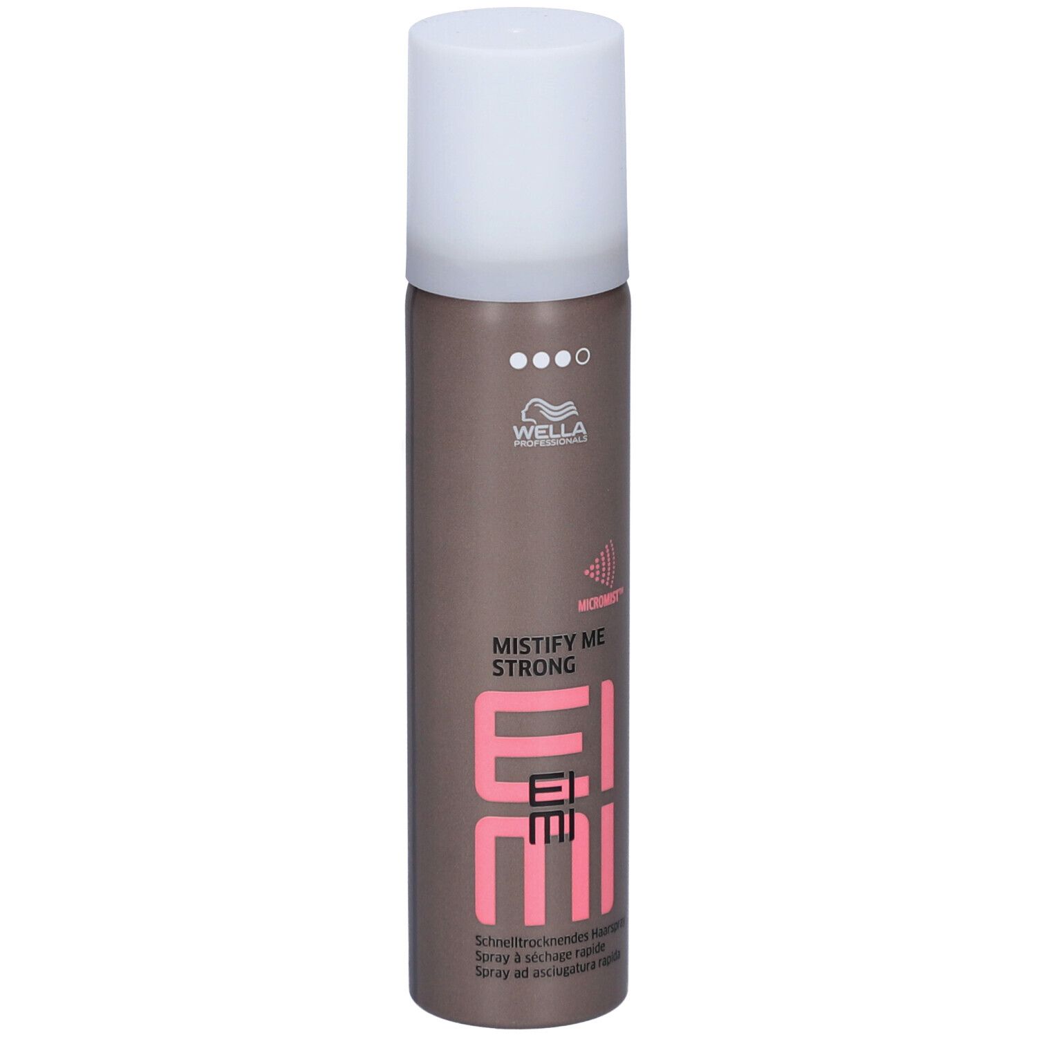 Haarsprayfles. Merk: Wella EIMI. Opschrift: Mistify Me Strong. Roze en witte tekst op bruine achtergrond. Witte dop.