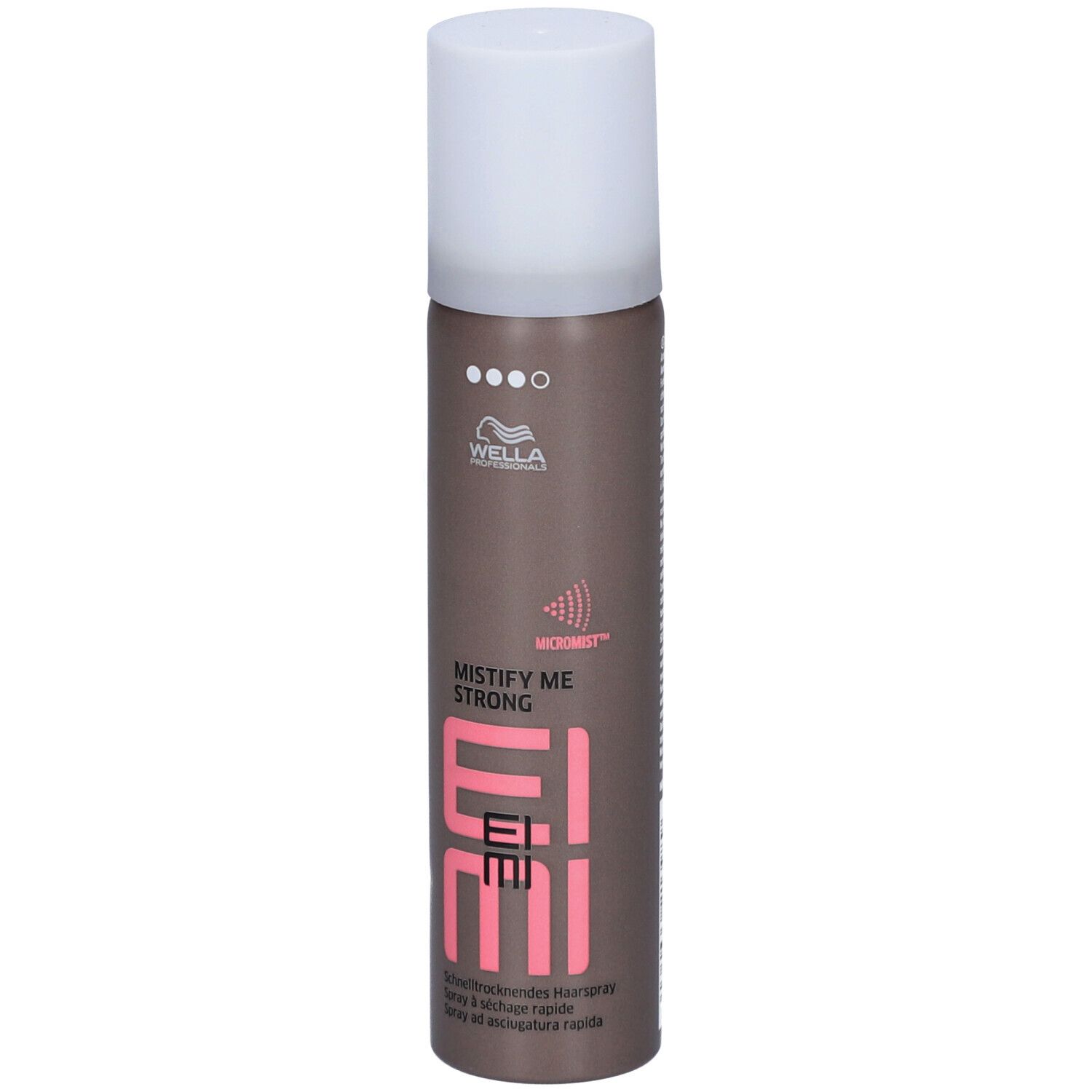 Haarsprayfles. Merk: Wella EIMI. Opschrift: Mistify Me Strong. Roze en witte tekst op bruine achtergrond. Witte dop.