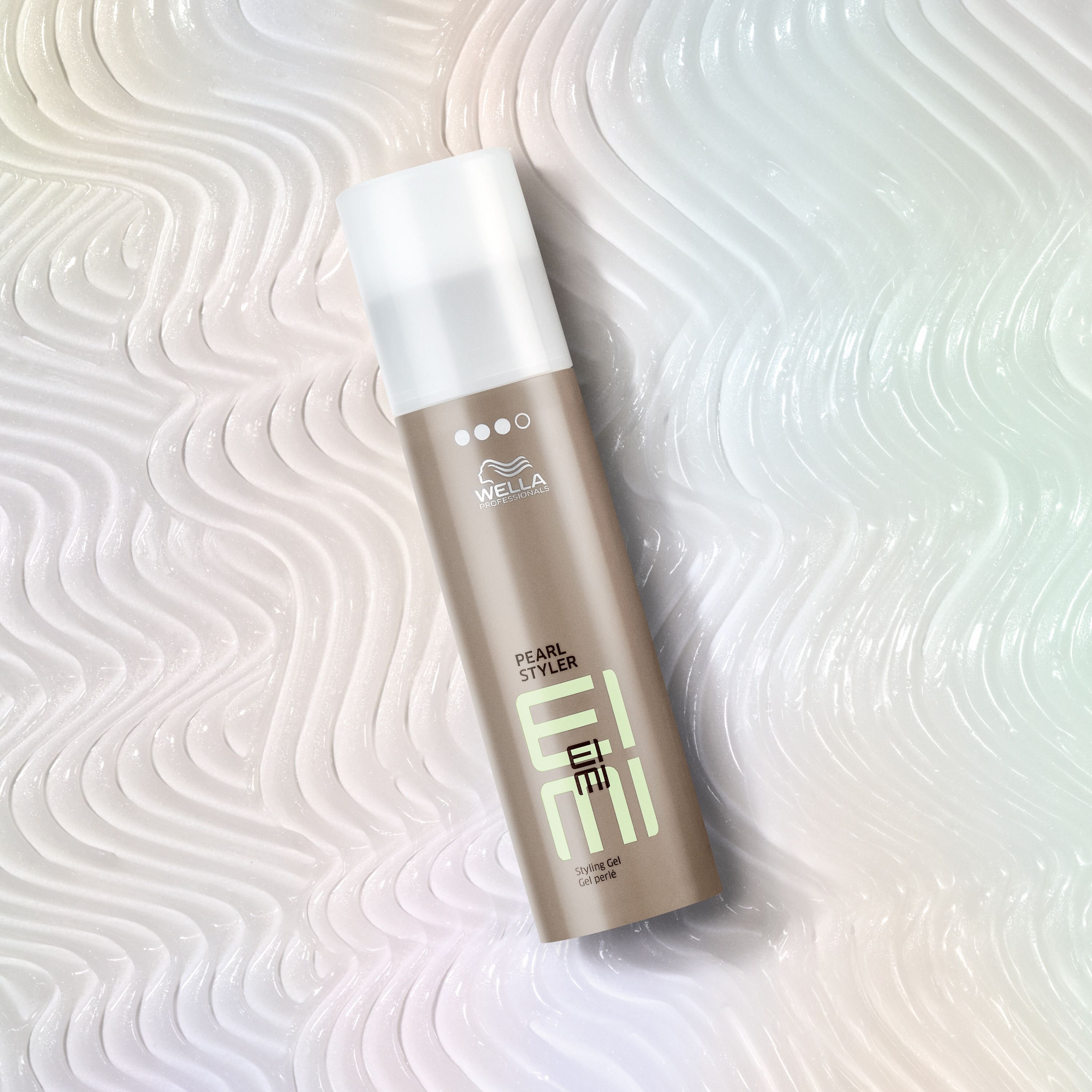 Wella Eimi Pearl Styler Gel. Product op golvende achtergrond. Beige tube met witte dop.