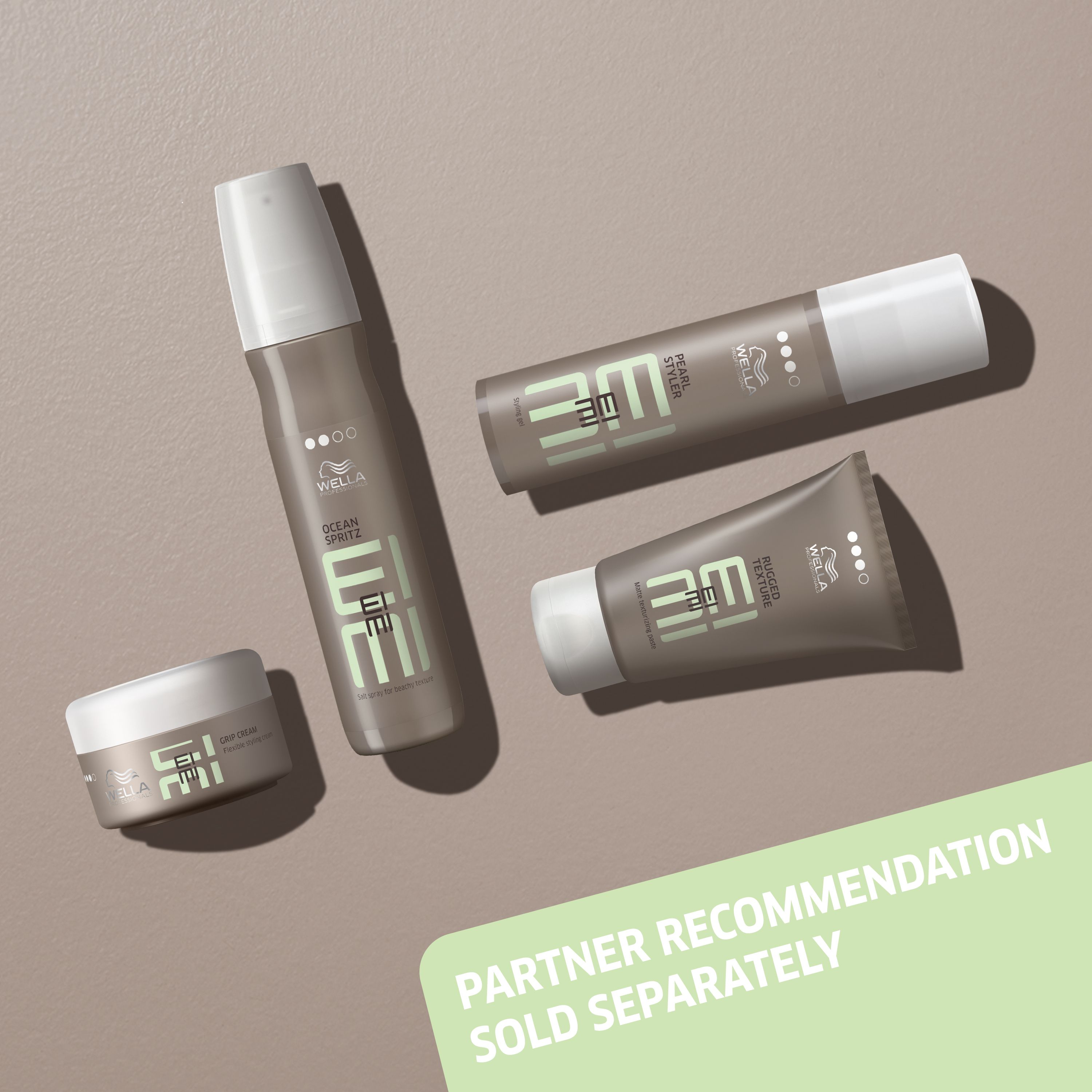 Verschillende haarstylingproducten. Opschrift EIMI. Verschillende vormen en maten. Merk Wella Professionals.