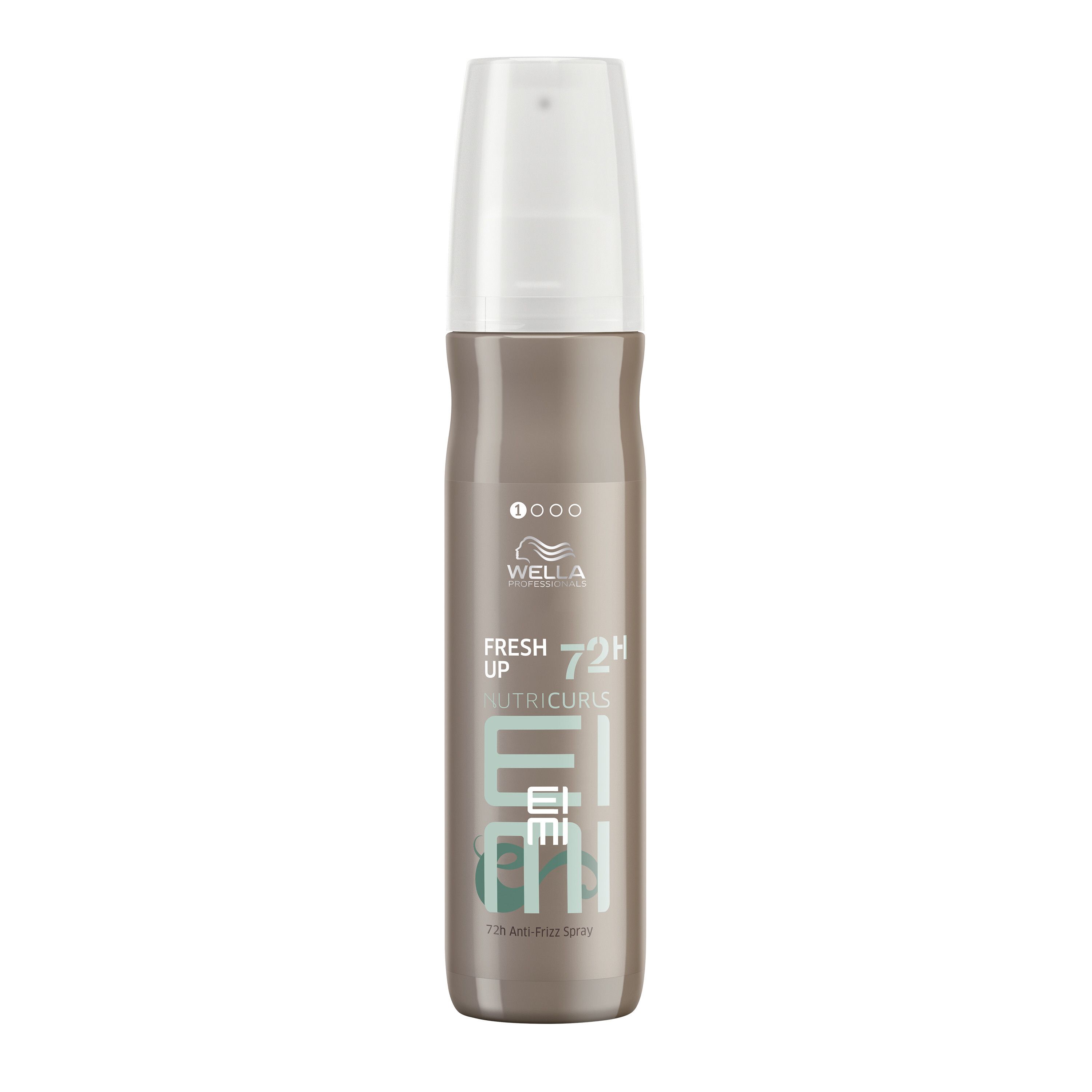 Haarsprayfles. Lichtbruine fles met witte sproeikop. Opschrift: Wella Professionals EIMI Nutricurls Fresh Up 72H Anti-Frizz Spray.