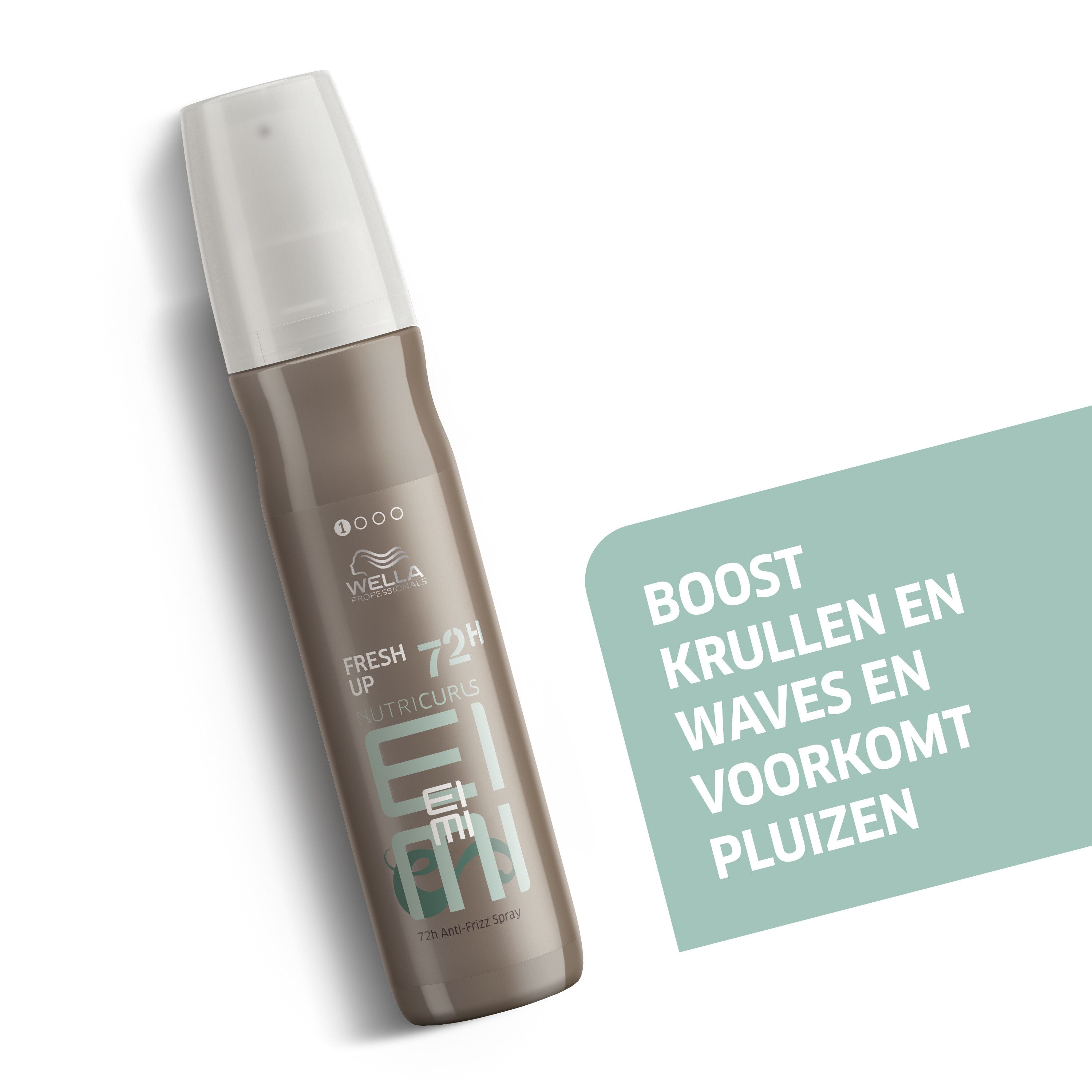 Haarsprayfles. Lichtbruine fles met witte sproeikop. Opschrift: Wella Professionals EIMI Nutricurls Fresh Up 72H Anti-Frizz Spray. Tekst op groene achtergrond.