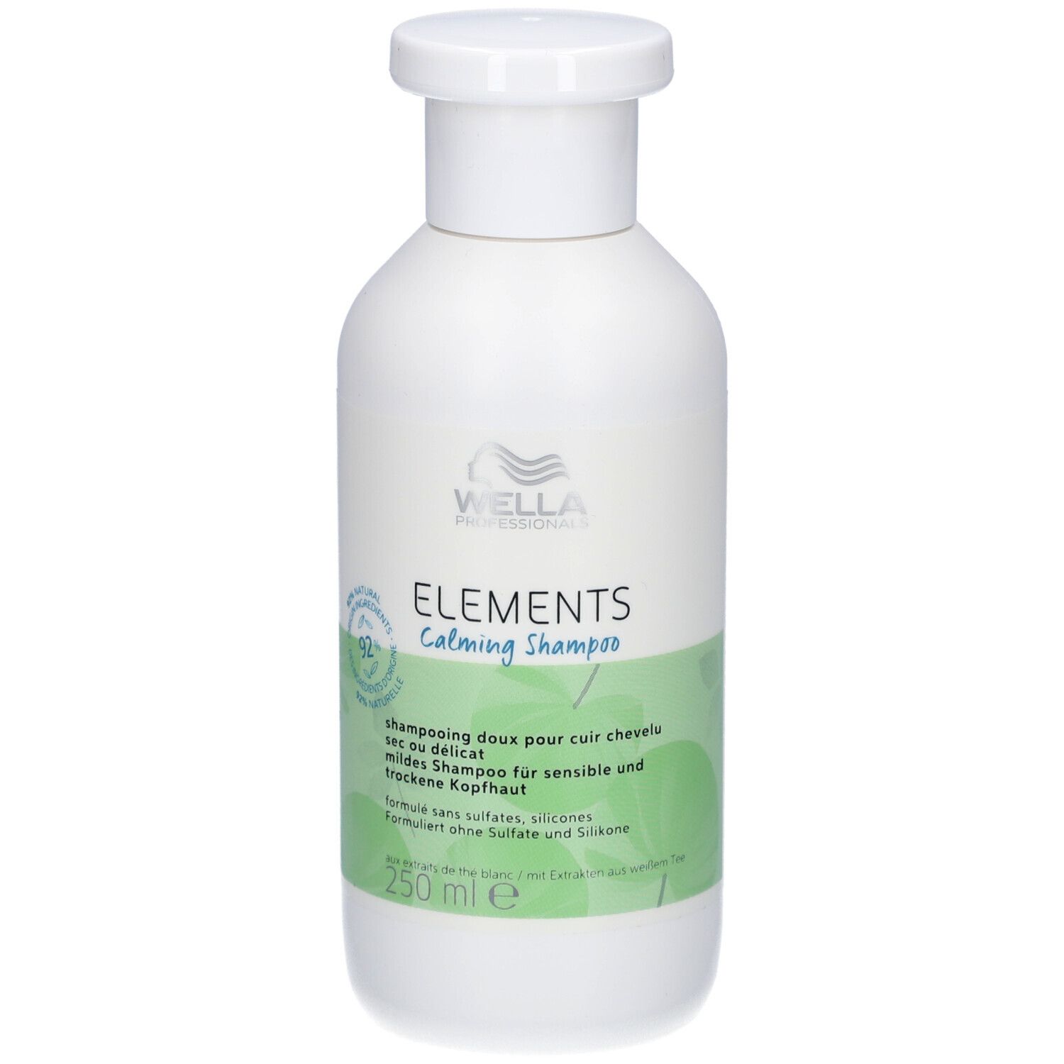 Flacon de shampooing blanc avec étiquette verte. Inscription : Wella Elements Calming Shampoo. 250 ml.