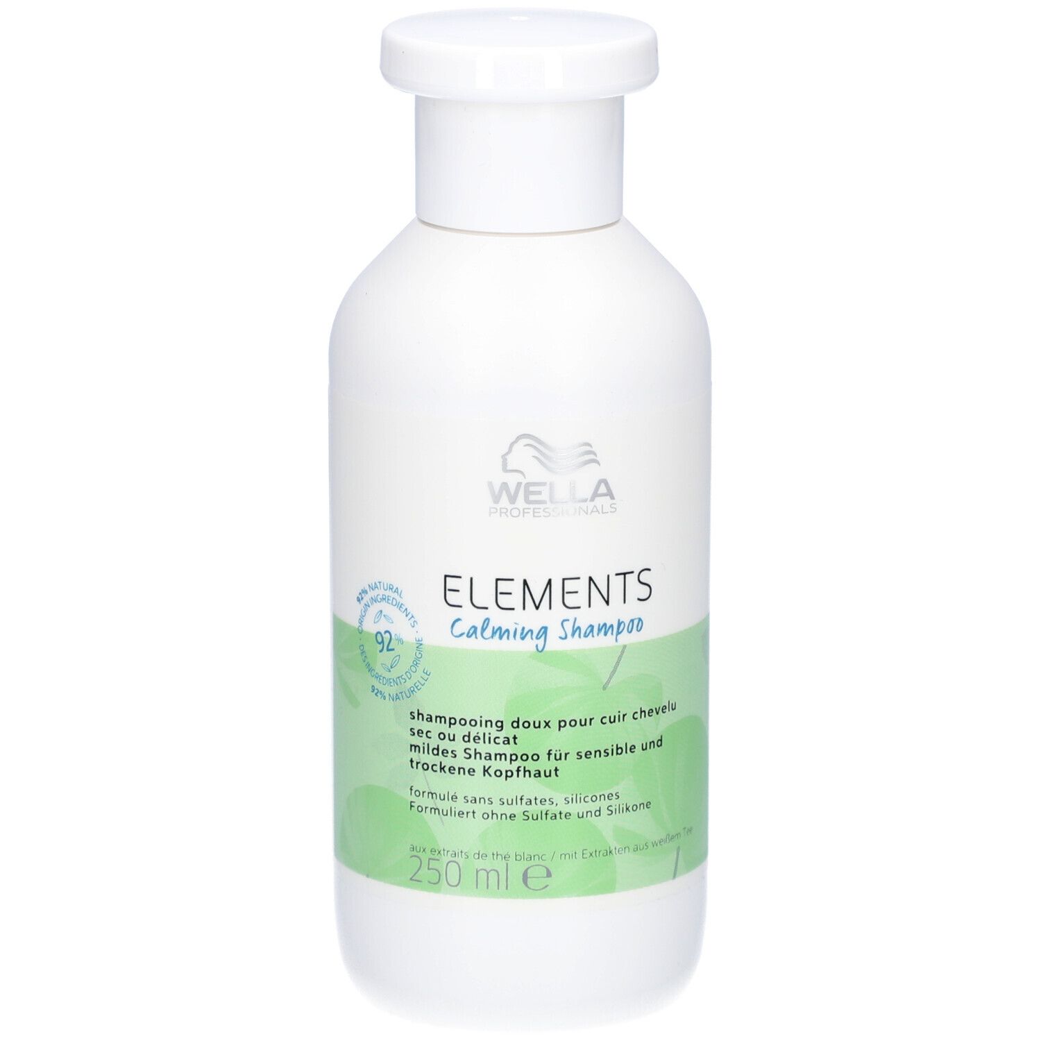 Flacon de shampooing blanc avec étiquette verte. Inscription : Wella Elements Calming Shampoo. 250 ml.