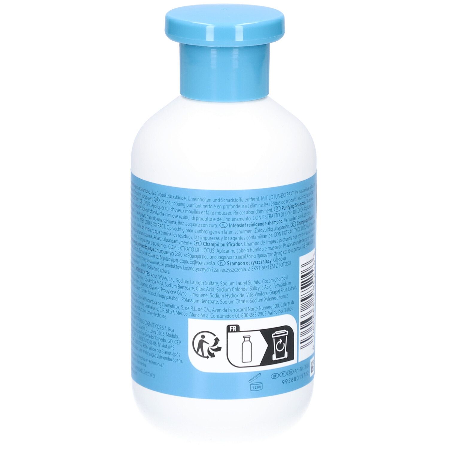 Achterkant van witte fles met blauw etiket. Tekstinformatie, ingrediënten en recyclingsymbolen. INVIGO Shampoo.