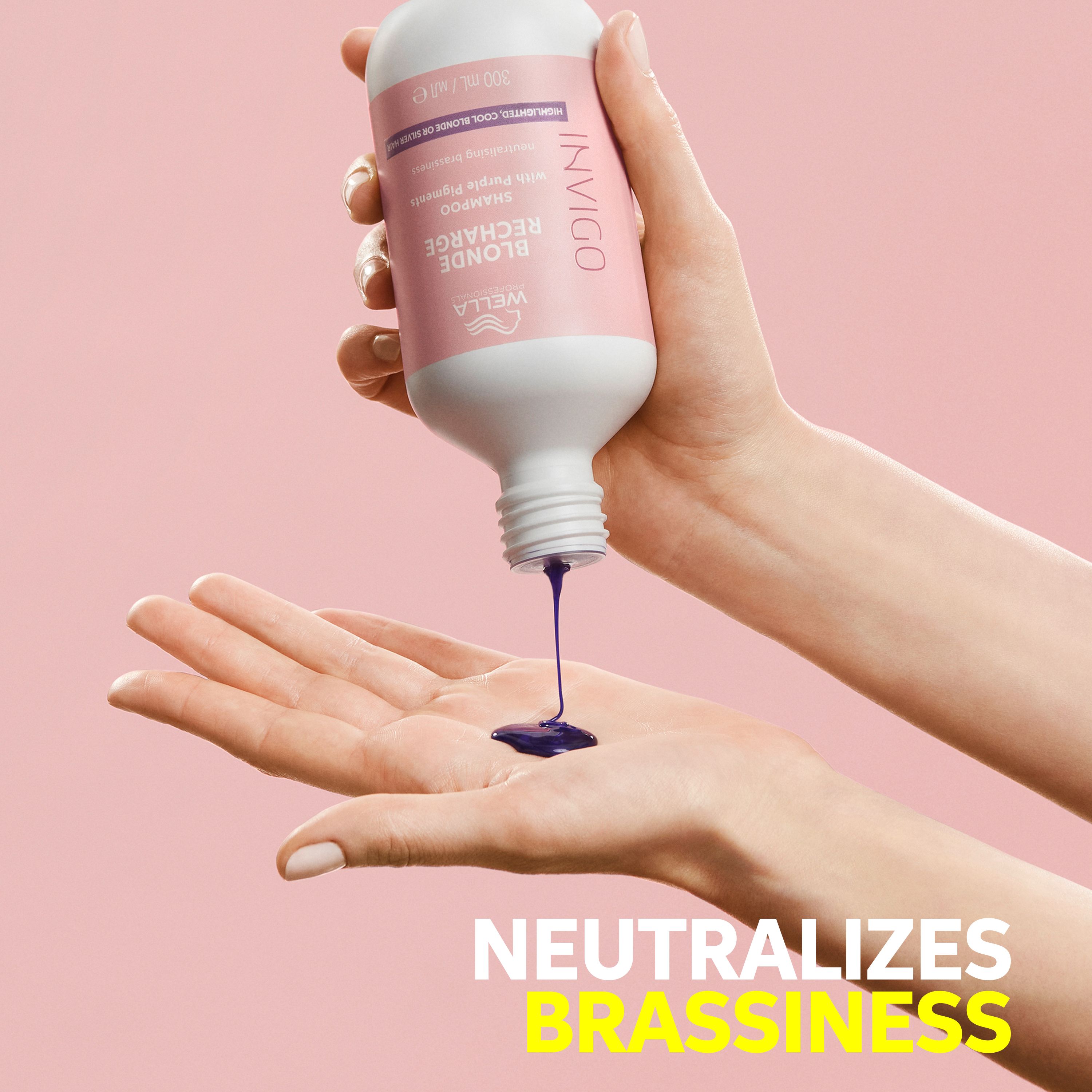 Handen houden fles. Paarse vloeistof stroomt eruit. Tekst: Neutraliseert gele schijn.