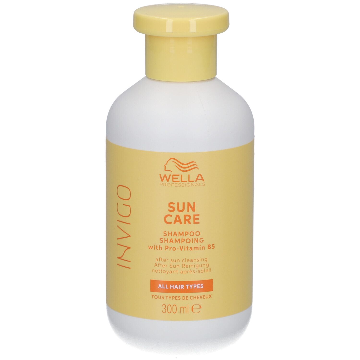 Witte fles met gele dop. Label met productinfo en logo. Tekst: SUN CARE, Shampoo.