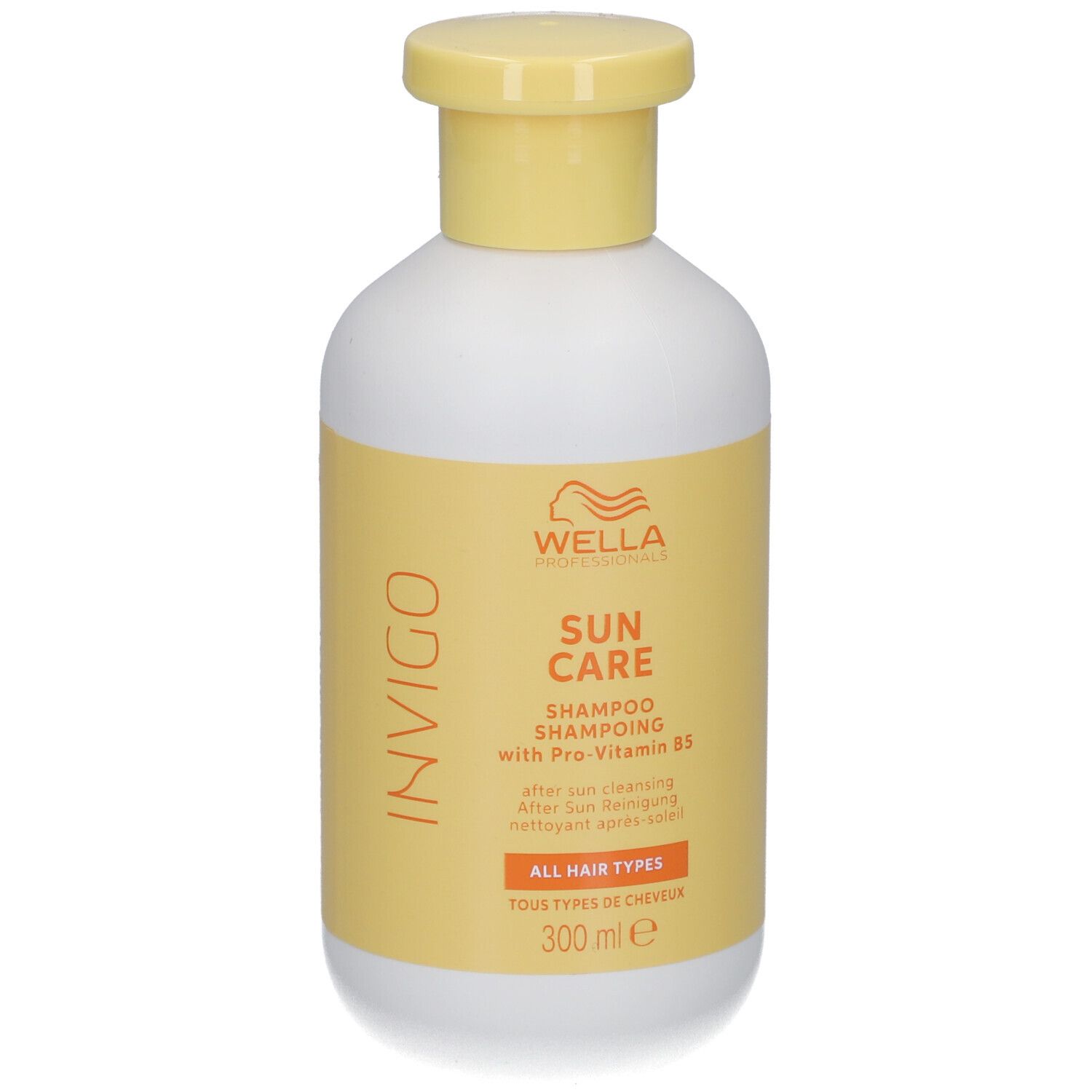 Witte fles met gele dop. Label met productinfo en logo. Tekst: SUN CARE, Shampoo.
