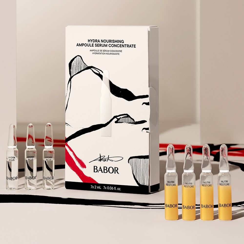 Emballage du produit avec ampoules. Ampoules avec liquide jaune et clair. Marque BABOR. Ampoules à côté de l'emballage.