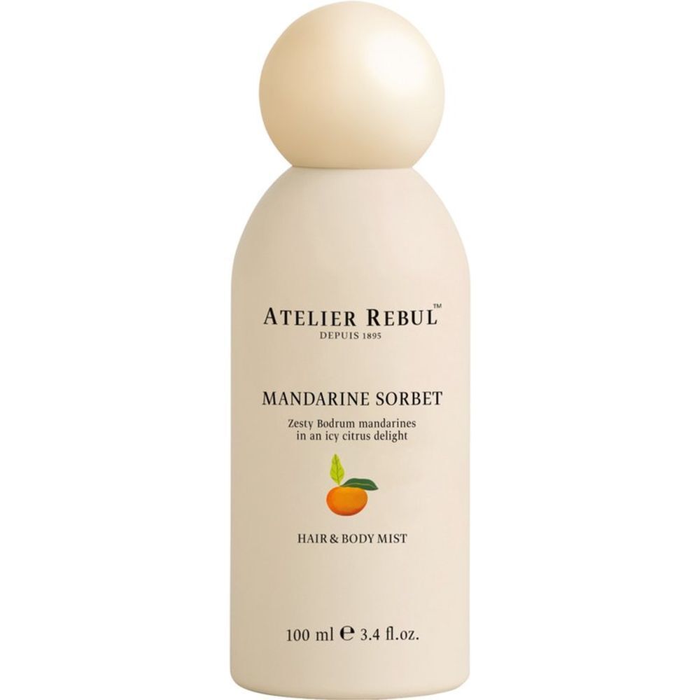 Witte fles met bolvormige dop. Opschrift: Atelier Rebul, Mandarine Sorbet, Hair & Body Mist. Illustratie: Mandarijn.