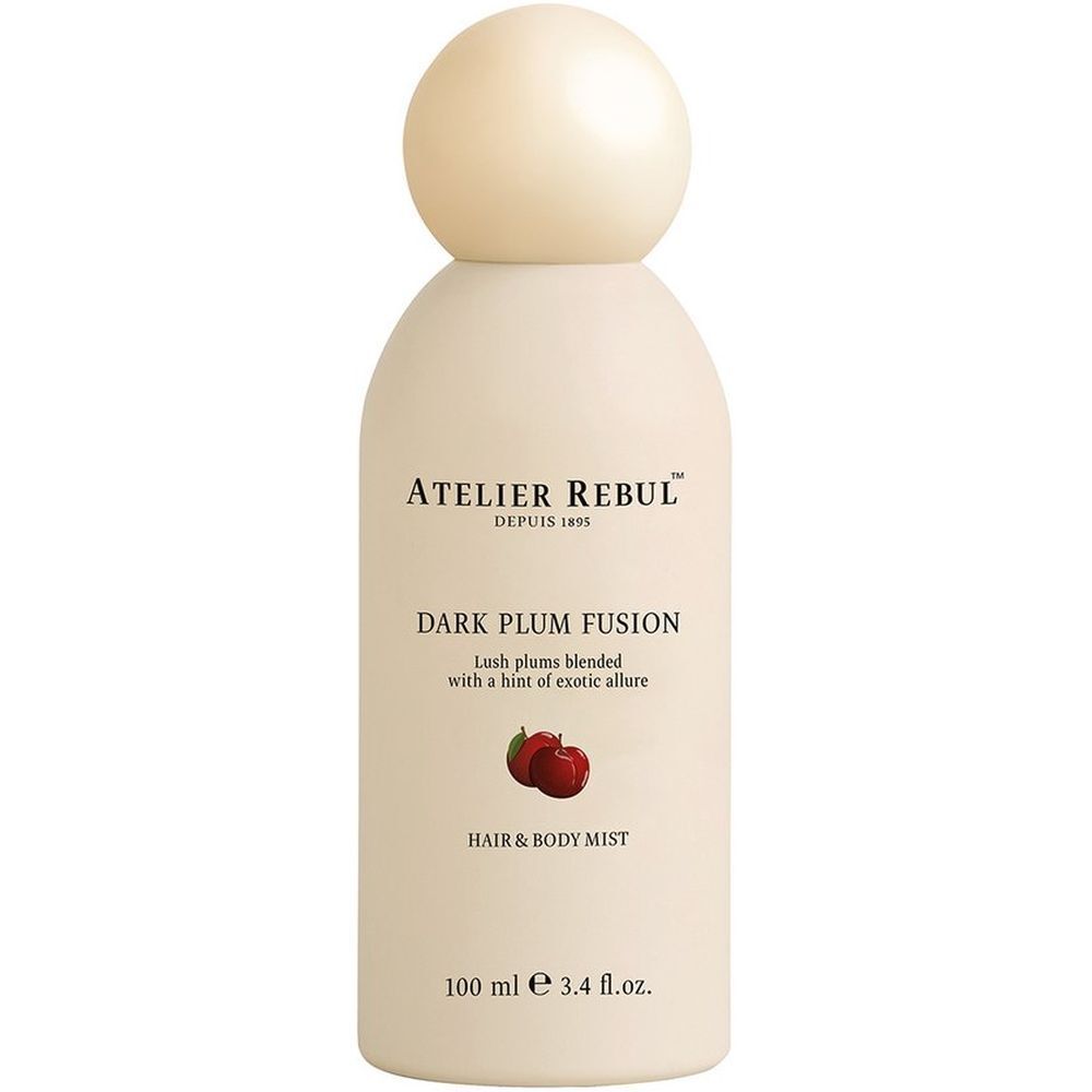 Flacon blanc avec bouchon rond. Inscription : Atelier Rebul, Dark Plum Fusion, Hair & Body Mist. 100 ml.