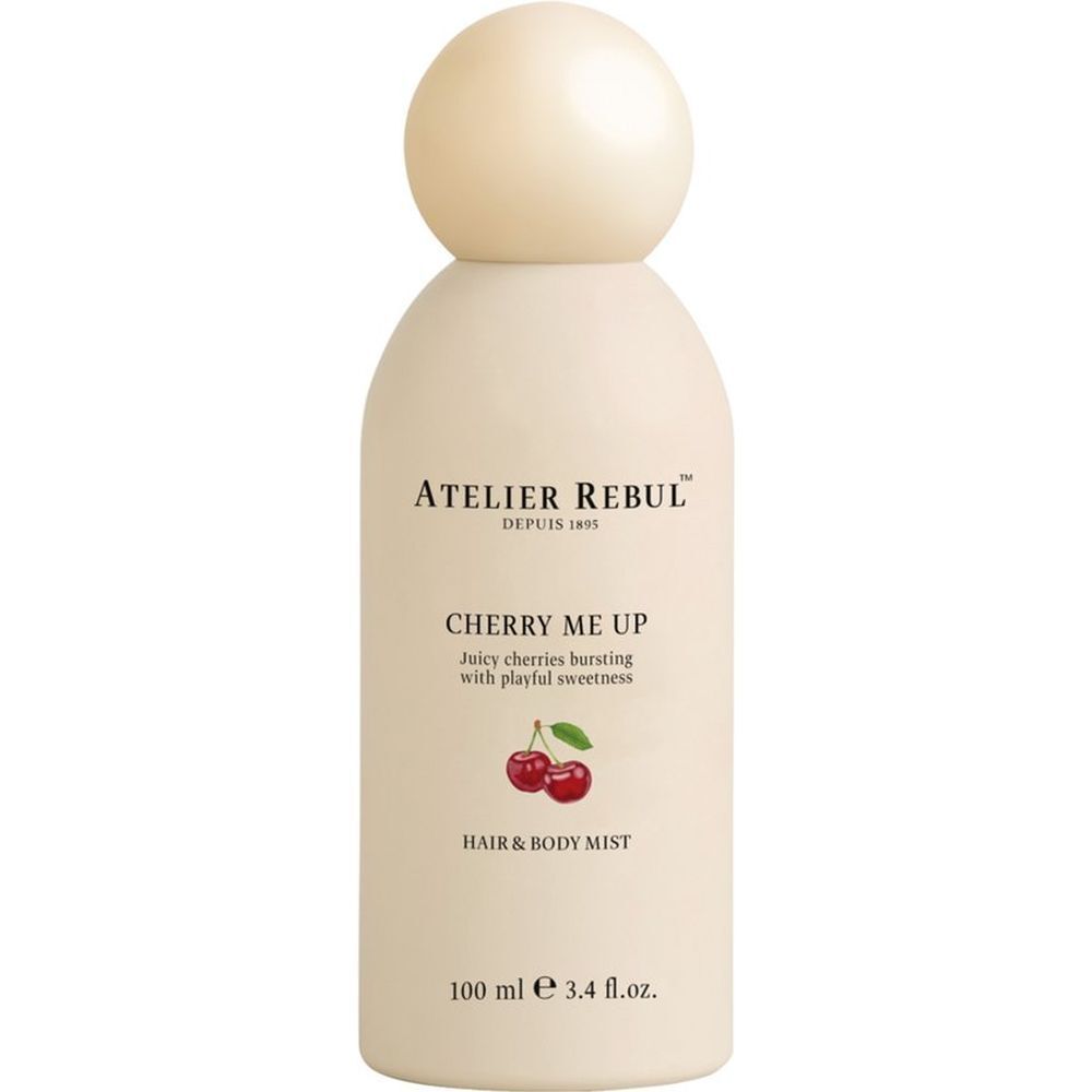 Witte fles met ronde dop. Opschrift: Atelier Rebul, Cherry Me Up, Hair & Body Mist. Illustratie van kersen.