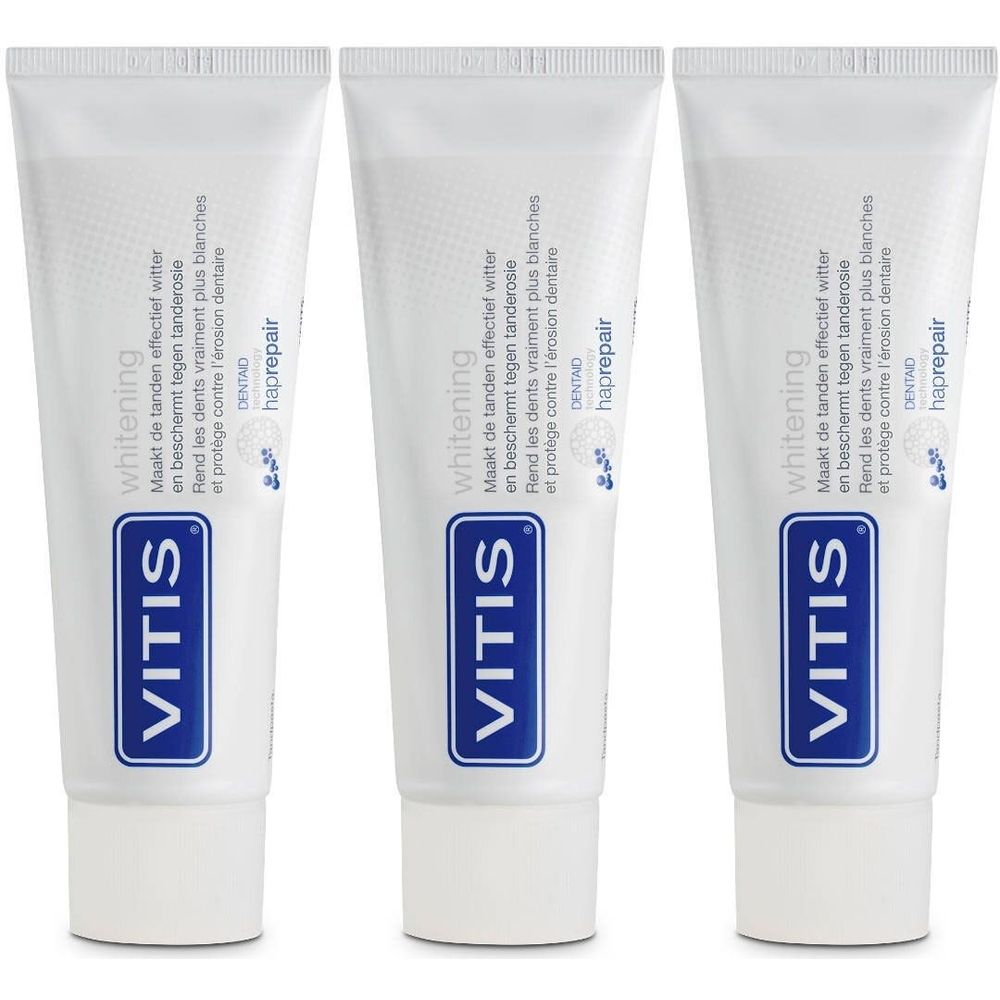 Trois tubes de dentifrice VITIS whitening. Tubes blancs avec logo et texte bleus. Inscriptions multilingues.