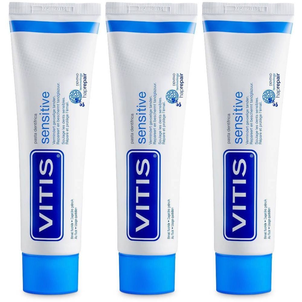 Drie tubes VITIS Sensitiv tandpasta. Wit, blauw, met tekst. Opschrift: Sensitiv, EDEND, Enamel Repair.