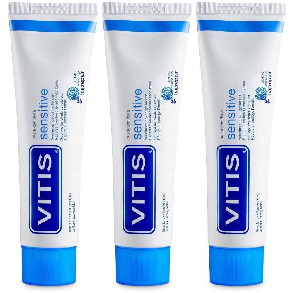 Drie tubes VITIS Sensitiv tandpasta. Wit, blauw, met tekst. Opschrift: Sensitiv, EDEND, Enamel Repair.