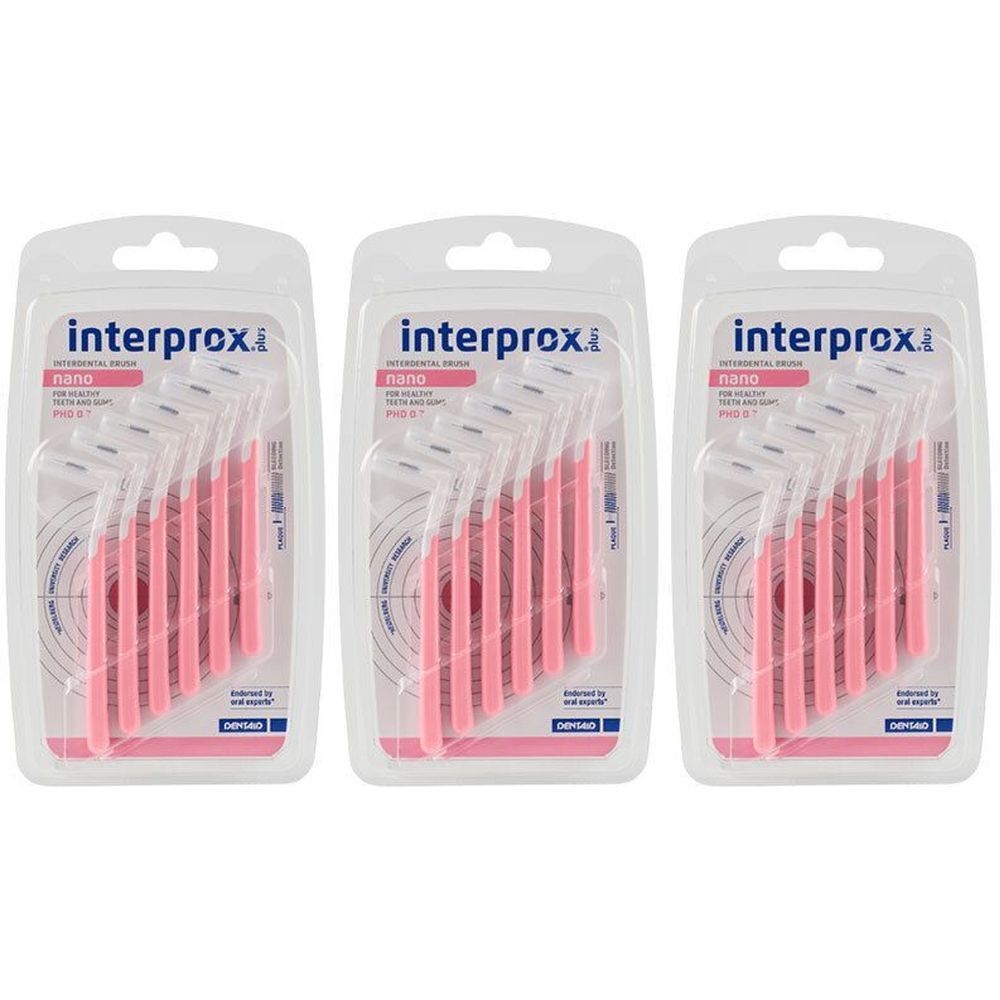 Drie blisterverpakkingen met roze interdentale borstels. Elke verpakking bevat meerdere borstels met witte handgreep.