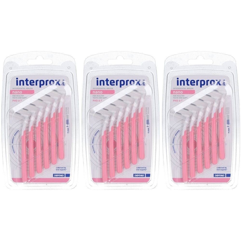 Drie blisterverpakkingen met roze interdentale borstels. Elke verpakking bevat meerdere borstels met witte handgreep.