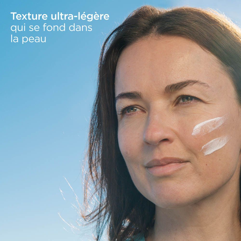 Femme avec crème sur la joue. Texte : Texture ultra-légère qui se fond dans la peau.