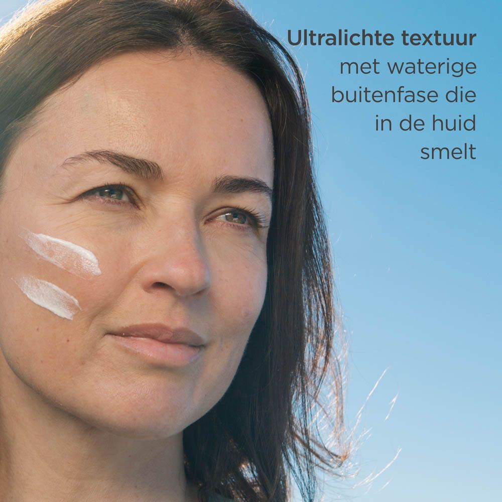 Vrouw met crème op de huid. Tekst: Ultralichte textuur die in de huid smelt.