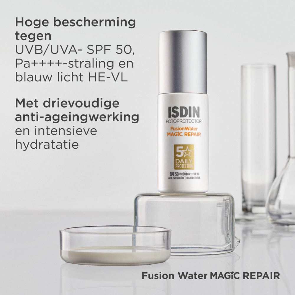 Fles met tekst. Tekst: Hoge UVB/UVA SPF 50, drievoudige anti-aging werking.