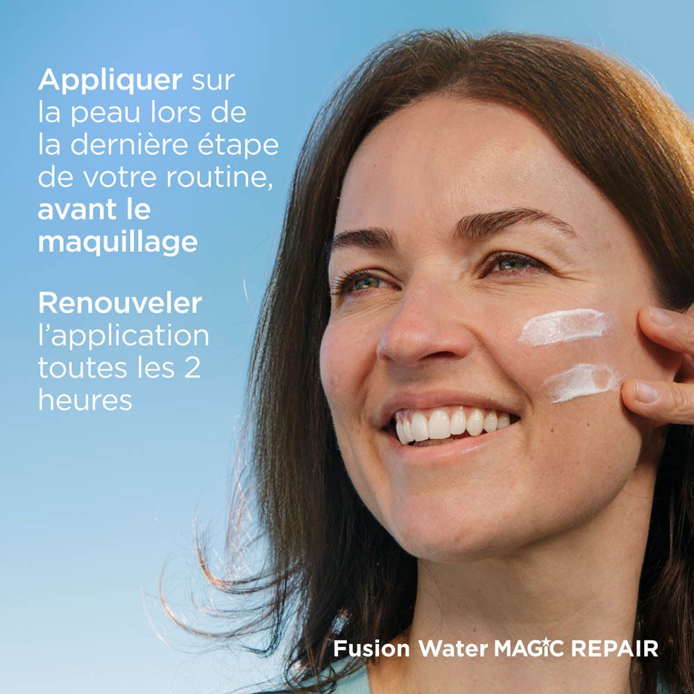 Femme avec crème sur la joue. Texte : Appliquer sur la peau lors de la dernière étape de votre routine, avant le maquillage.