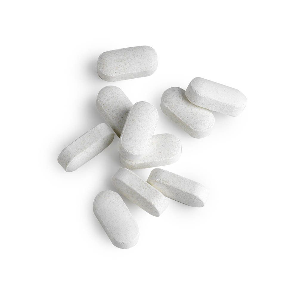 Une bouteille de Biotics Research Osteo-B-Plus avec quelques comprimés à côté. Contenant blanc avec étiquette.
