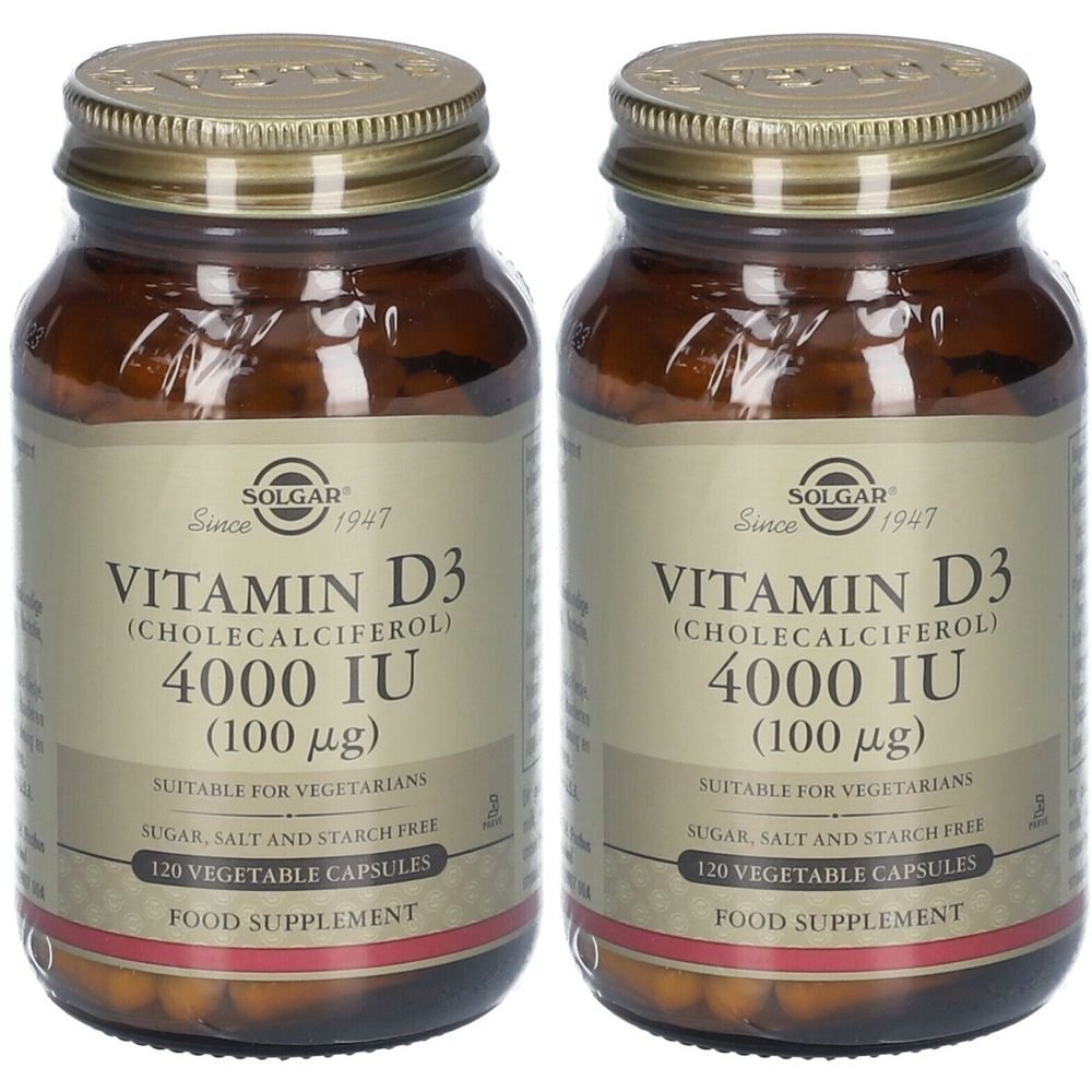 Twee bruine glazen flessen met gouden doppen. Labels tonen "Vitamin D3 4000 IU" en "Solgar". 