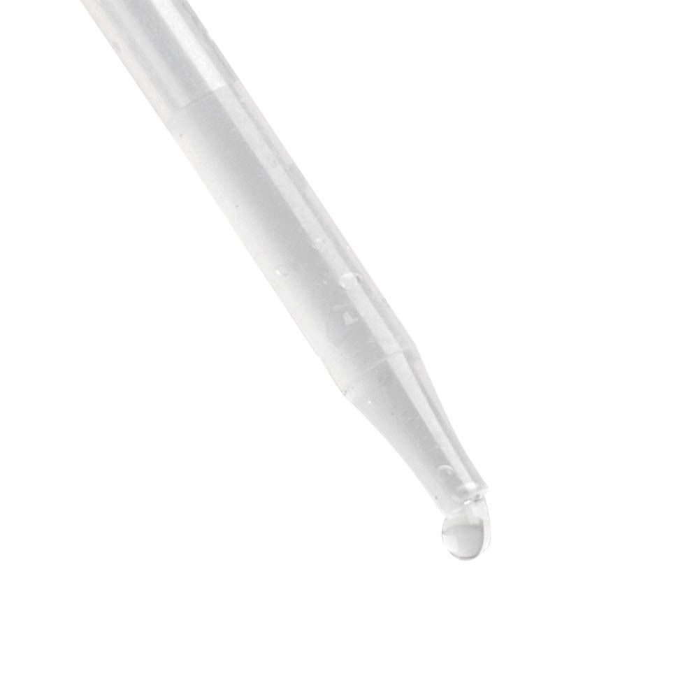 Gros plan d'une pointe de pipette avec une goutte de liquide tombant.