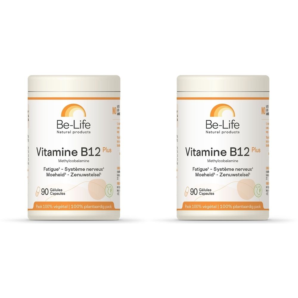 Twee witte potten met "Be-Life Vitamine B12 Plus". Opschrift: "Fatigue - Système nerveux - Moeheid - Zenuwstelsel". Bevat 90 capsules.
