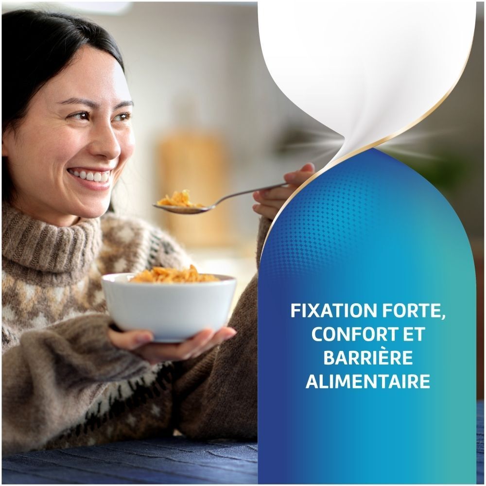Femme mangeant son petit-déjeuner. La crème assure une fixation forte et le confort.