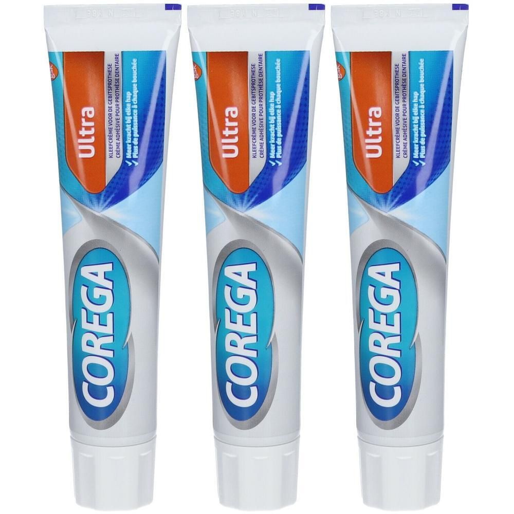 Drie tubes Corega Ultra Fresh Crème Adhesive. Witte, blauwe en oranje verpakking. Tekst: Corega, Ultra.
