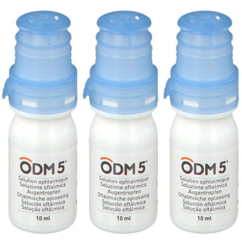 Drie flesjes ODM5® oogoplossing, blauwe doppen, witte etiketten. Opschrift: Solution ophtalmique, 10 ml.