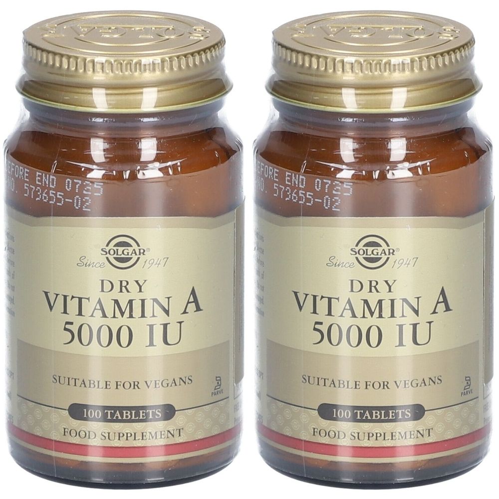 Deux flacons en verre brun avec des couvercles dorés. Les étiquettes indiquent "DRY VITAMIN A 5000 IU", "SUITABLE FOR VEGANS" et "100 TABLETS".