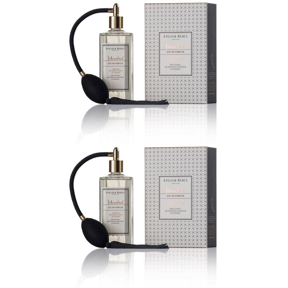 Twee flacons met verstuiver en verpakking. Rechthoekige flacons met gouden doppen en zwarte verstuiver.