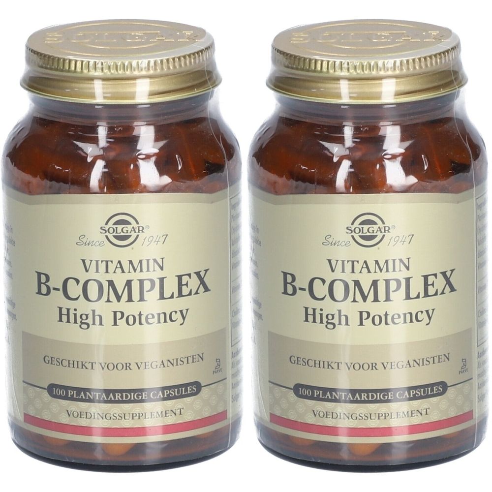 Twee bruine glazen flessen met gouden deksels. Opschrift: Vitamin B-Complex, High Potency. Geschikt voor veganisten.