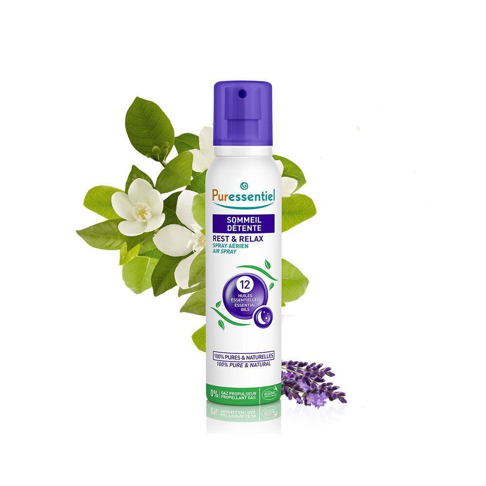 Puressentiel Luchtspray met 12 etherische oliën, omringd door jasmijn en lavendelbloemen.