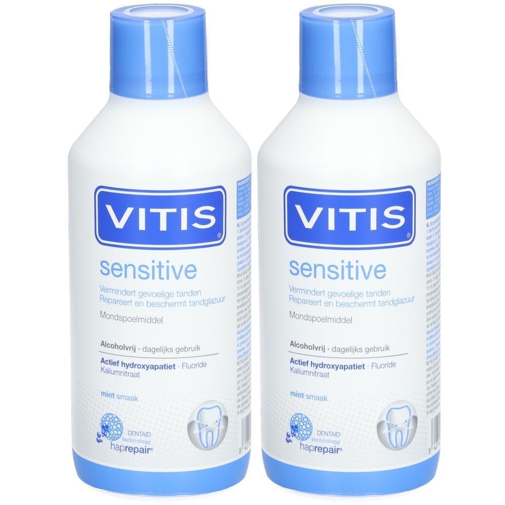 Twee flessen VITIS sensitive mondspoeling. Wit etiket met blauw logo en tekst. Bevat informatie en logo's.